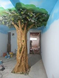 antes de ser trabajada la columna solo la estructura en malla de acero y despu&eacute;s terminada con yeso y aerografia