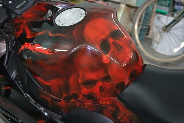 Honda Fireblade, airbrush skulls by emsike