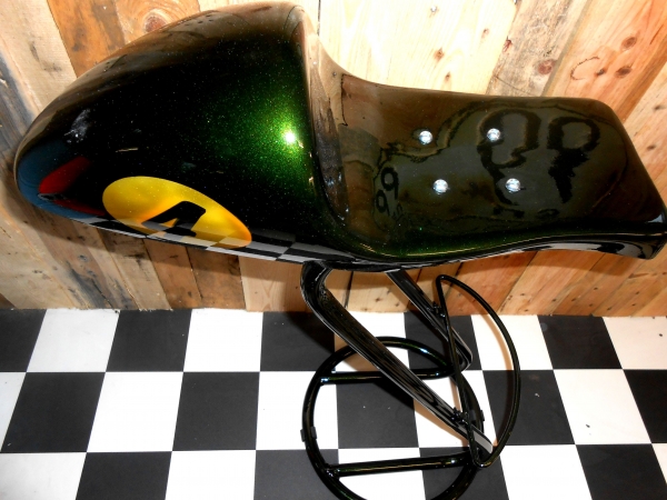 tabouret de bar avec coque arri&egrave;re caf&eacute; racer
peinture candy vert + metal flakes