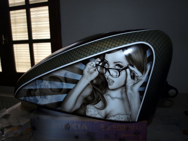 Airbrush Art on Harley Tank - Fotorealismo