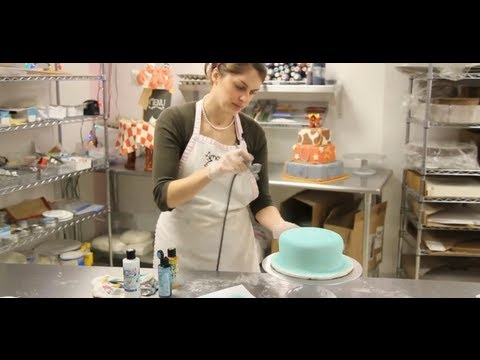 How to Airbrush a Cake | Cake Decorations via @FoodSpecial - Airbrush on Foods