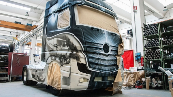 Airbrush truck: historical images on the Actros - RoadStars - Airbrush Artwoks