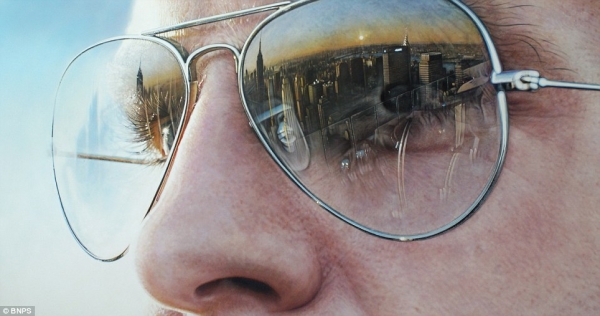 Artist Simon Hennessy creates hyper-realistic paintings of famous landmarks reflected in sunglasses lenses | Mail Online