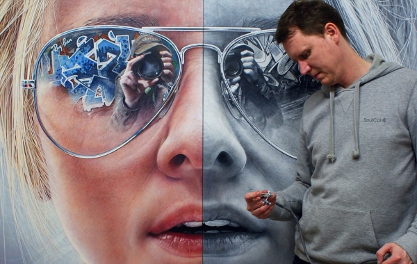 Artist Simon Hennessy creates hyper-realistic paintings of famous landmarks reflected in sunglasses lenses | Mail Online