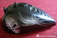 Airbrush TSkull on tank - Kustom Airbrush