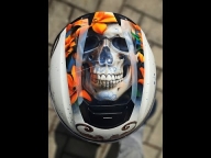 Skull and flowers on helmet and gold leaf - By DM Aerografie - Friends