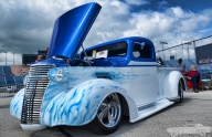 Chevrolet pickup truck; two tone blue/white, airbrush flames - Aerografia su Gomme