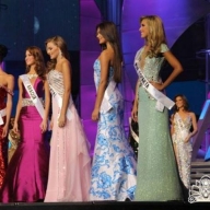 vestido blanco con flores azules pintado con la tecnica de aerografia, para el certamen del Miss Venezuela 2013 1era finalista mis Internacional 2013 por nixa arte y aerografia,, www.facebook.com/pages/nixa-arte-y-aerografia/222640651124798?fref=ts - Favorite Art